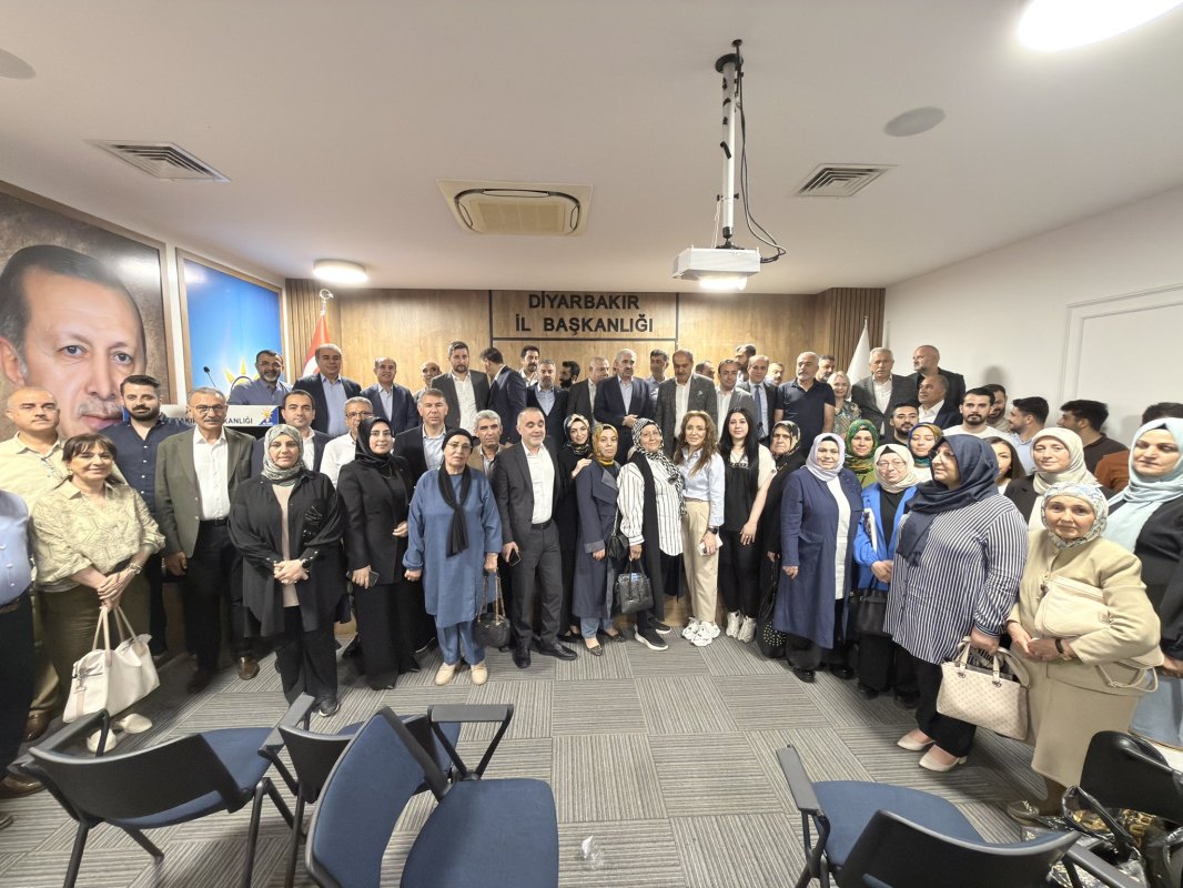 AK Parti Diyarbakır'da Dikkat Çeken Veda: Milletvekillerinin Sessizliği Gündem Oldu
