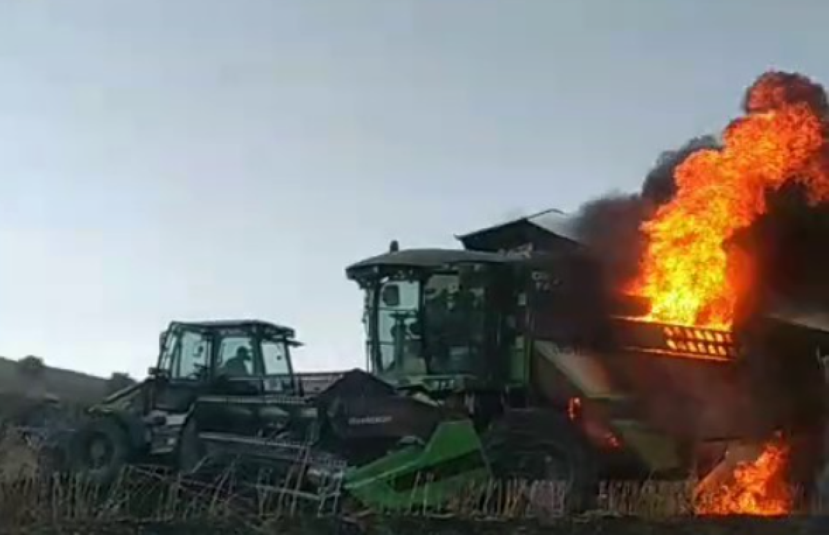 Hasat Sırasında Biçerdöver Alevlere Teslim Oldu: Sivas'ta Yangın Paniği