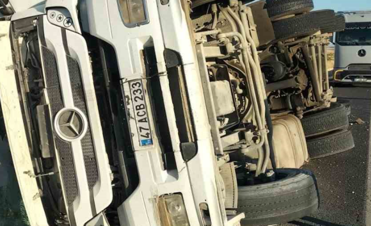 Diyarbakır'da Tır Şarampole Devrildi: Sürücü Yaralandı