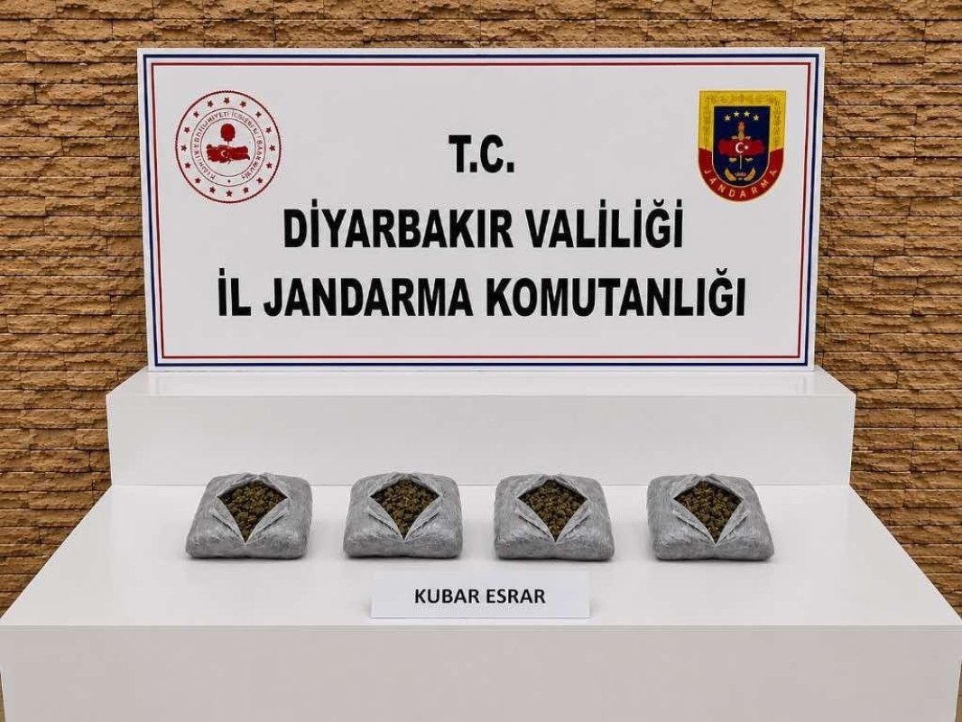 Diyarbakır'da Jandarmadan Uyuşturucu Operasyonu, Kilolarca Esrar Ve Binlerce Hap Ele Geçirildi