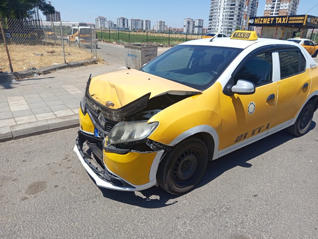 Diyarbakırda Yol Ortasında Bırakılan Minibüs Kazaya Neden Oldu