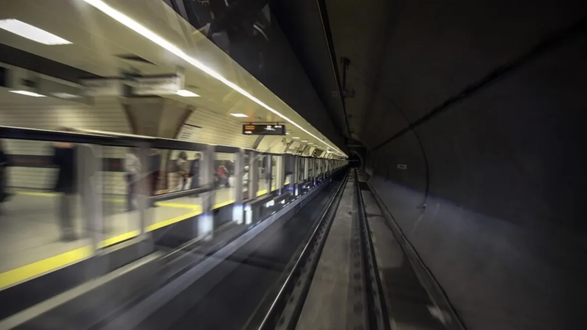 M4 Metro Hattında Korku Dolu Anlar: Vagon Raydan Çıktı