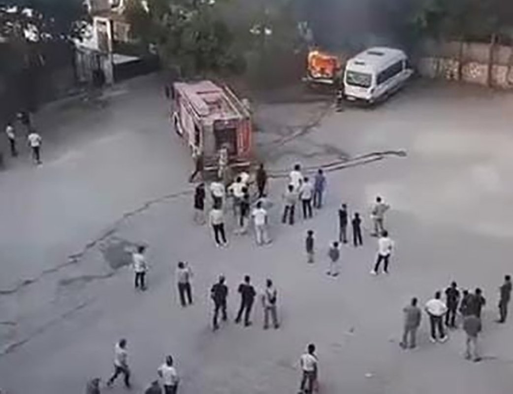 Diyarbakır’da Park Halindeki Minibüs Alevlere Teslim Oldu