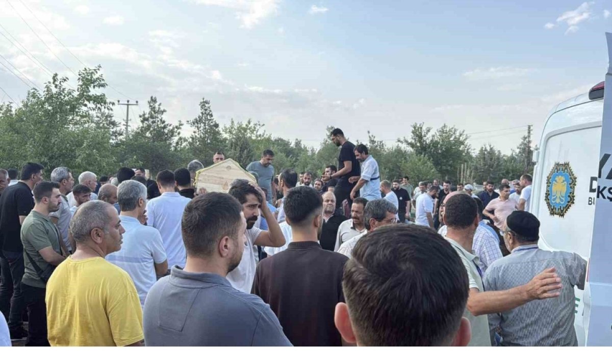Diyarbakır’daki Feci Kazada Hayatını Kaybeden 5 Kardeş Ve 2 Yeğen Yan Yana Defnedildi