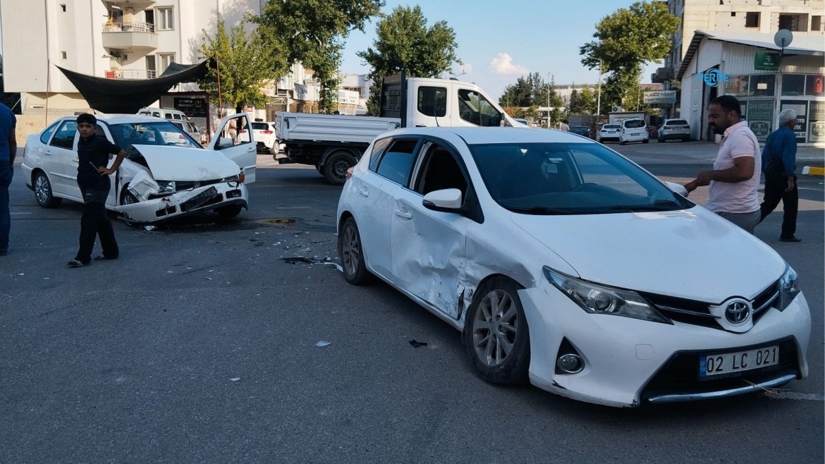 Adıyaman’da iki otomobil çarpıştı: 3 kişi hastaneye kaldırıldı