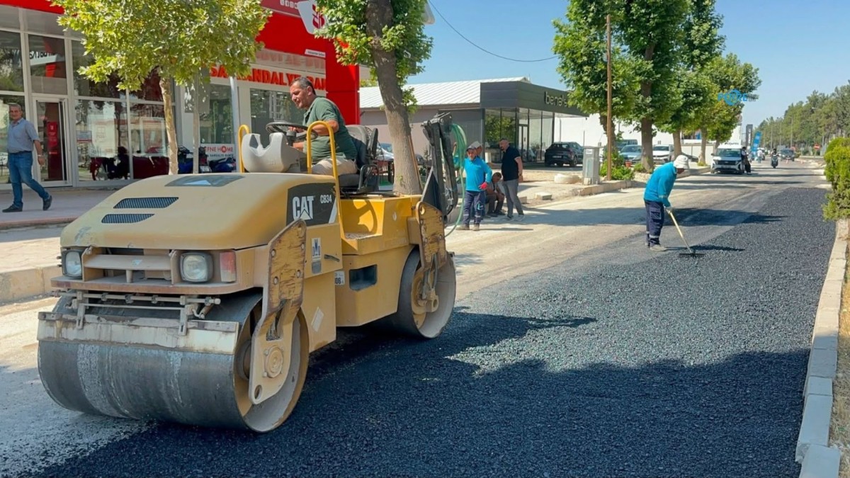 Adıyaman’da üstyapı mesaisi: Belediye ekipleri mahalle mahalle sahada