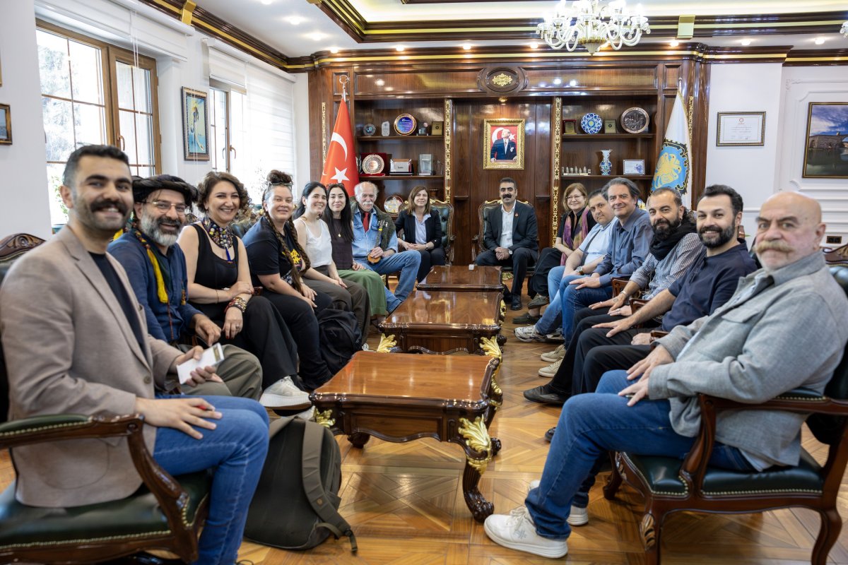 Sanatçılar ve Panelistler Diyarbakır Büyükşehir Belediyesini Ziyaret Etti