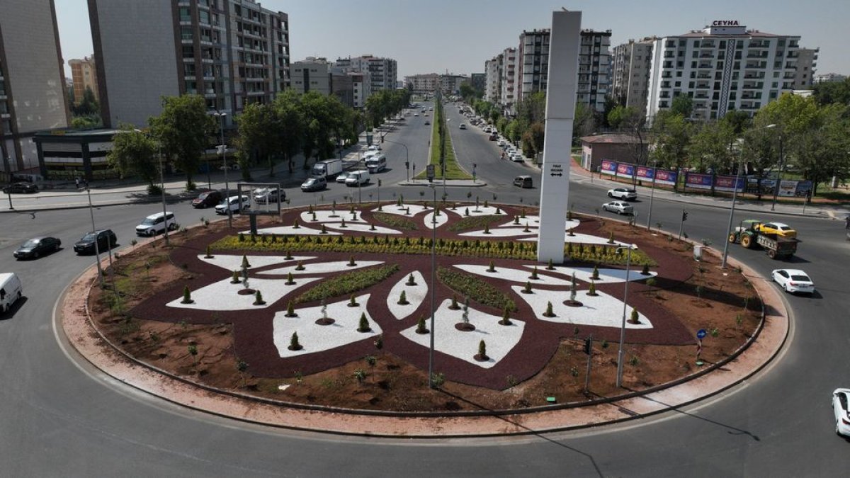 Fırat Bulvarı Kavşağı Kurakçıl Peyzajla Yeni Görünümüne Kavuştu