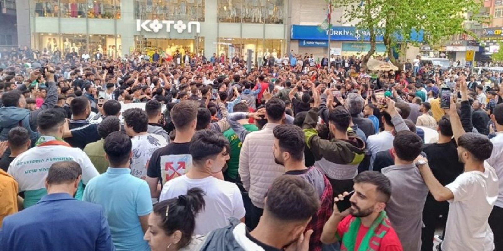 Diyarbakır Yenişehir Mahallesinde Kanlı Kavga