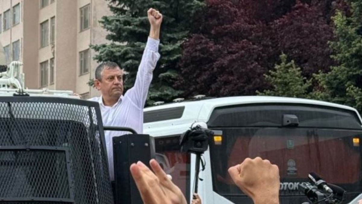 Özgür Özel: ‘CHP bundan sonra sokaktadır, meydandadır, iktidara yürümektedir’  - Videolu Haber