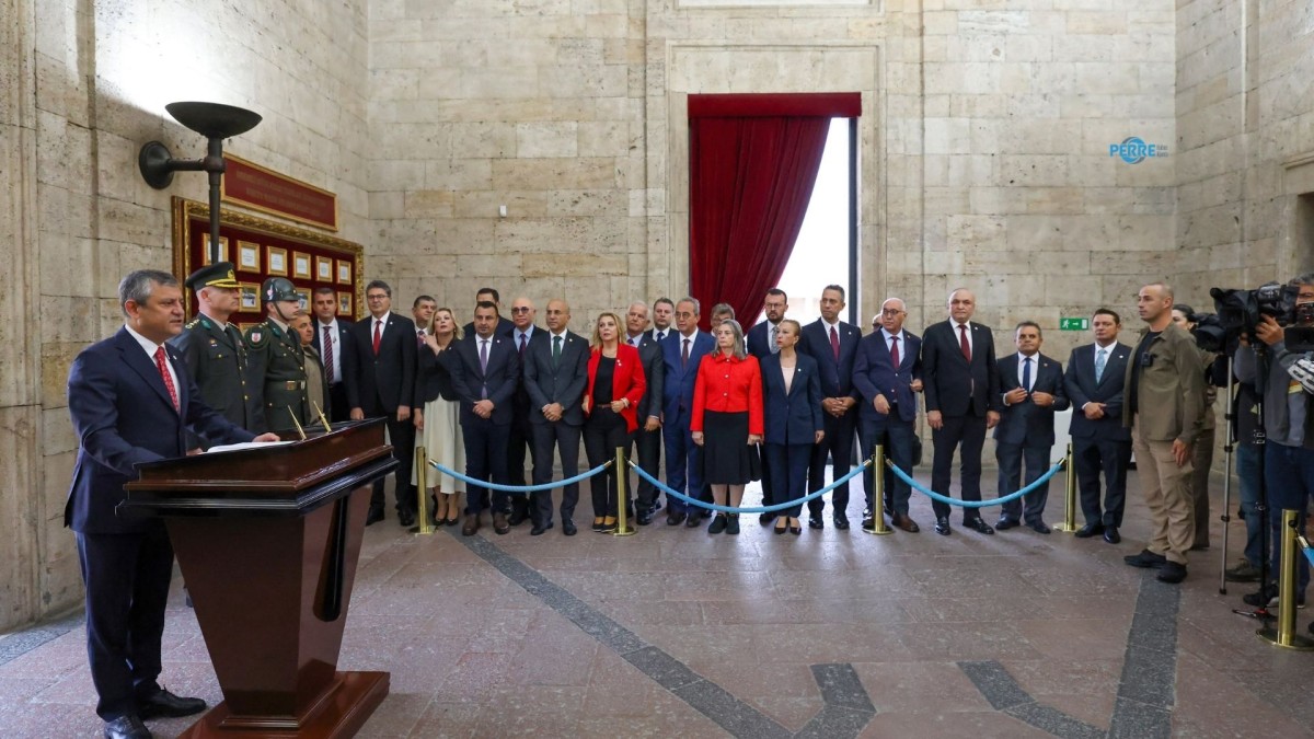 Özgür Özel’den Anıtkabir’de ‘Yeni Yürüyüş’ mesajı