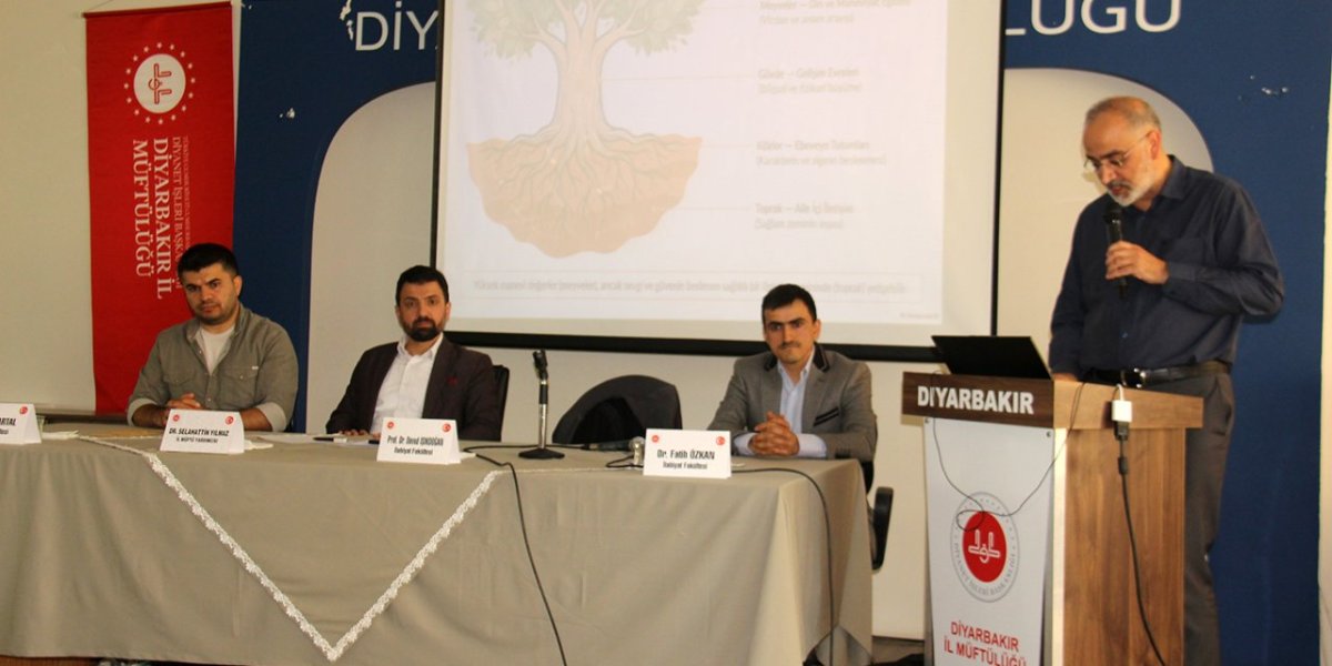 Diyarbakır’da “Eğitim ve Maneviyat” Paneli: Yeni Neslin Manevi Eğitimi Masaya Yatırıldı