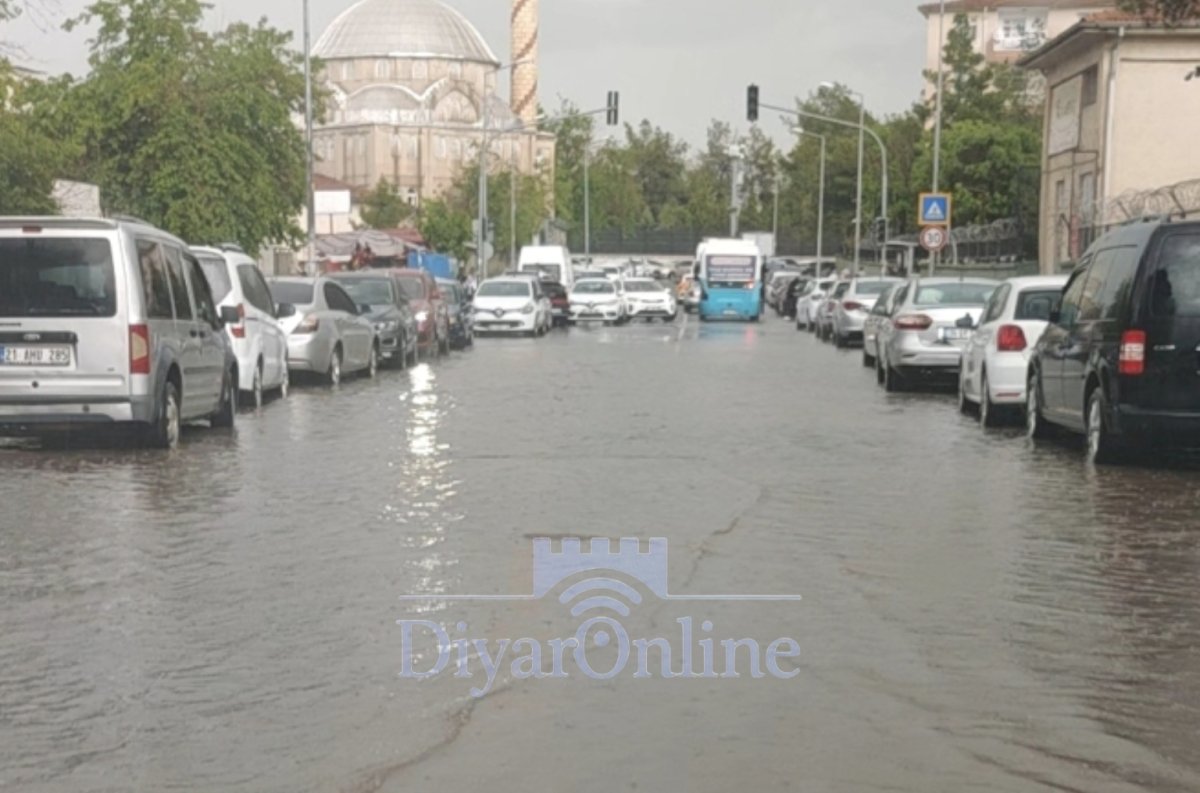 Diyarbakır’da Yağmur Alarmı: Sur İlçesinde Yollar Göle Döndü