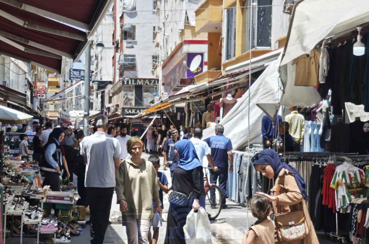 Sakarya Caddesi’nde Gölgelik Tartışması: Esnaf Belediyenin Uygulamasına Tepkili