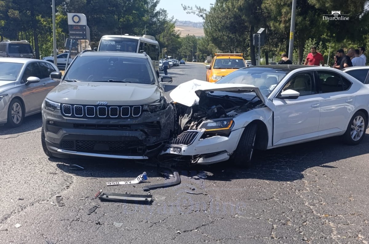 Dicle Üniversitesi Kampüsünde Trafik Kazası Paniği