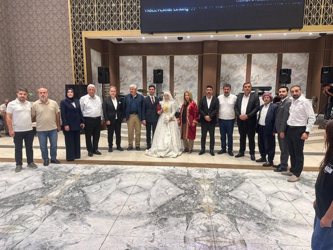 DEVA Partisi Diyarbakır İl Başkanı Remzi Kaymak, Görkemli Düğünde Genç Çifti Yalnız Bırakmadı