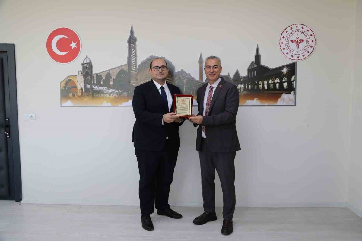 Diyarbakır İl Sağlık Müdürü Asiltürk'ten Uzm. Dr. Fırat Köse'ye Teşekkür Plaketi