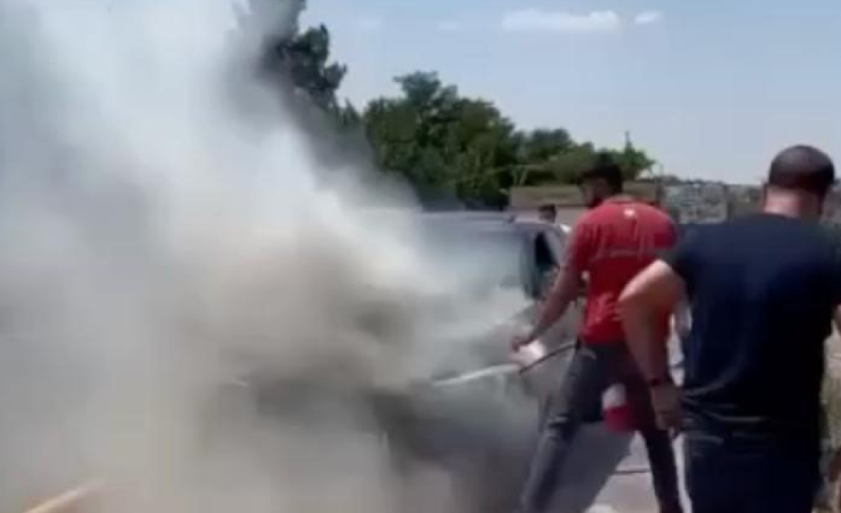 Diyarbakır'da Seyir Halindeki Otomobil Alevlere Teslim Oldu